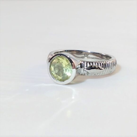 Peridot Ring Stainless Steel Size 7 - Picture 1 of 8
